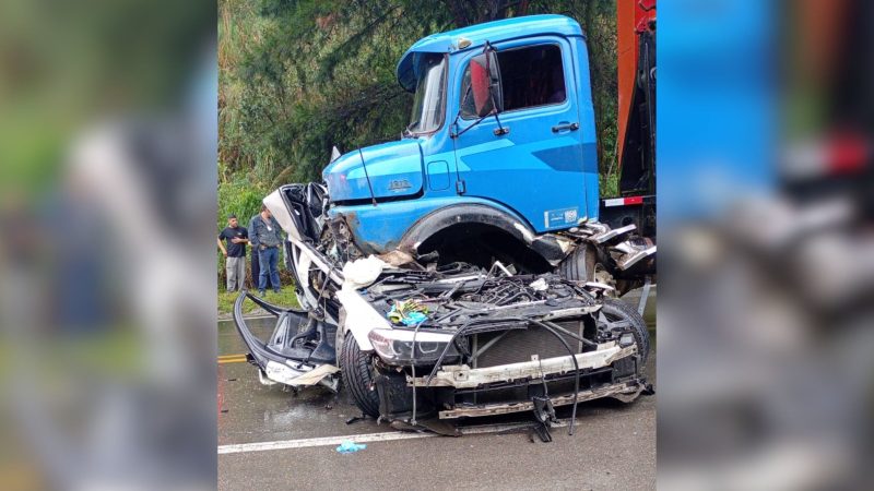 Grave acidente entre BMW e caminhão deixa motorista morto na SC-418 - Divulgação/ND Mais