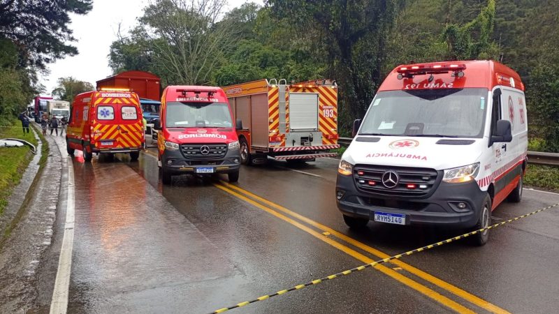 Grave acidente entre BMW e caminhão deixa motorista morto na SC-418 - Divulgação/ND Mais