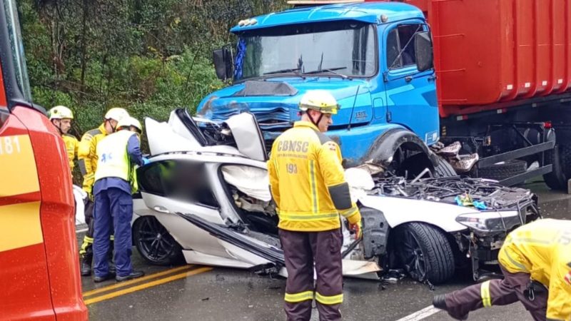 Grave acidente entre BMW e caminhão deixa motorista morta na SC-418 - Divulgação/ND Mais