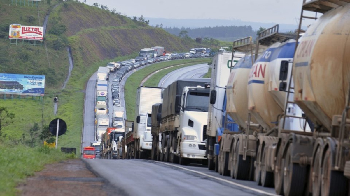 Caminhoneiros de SC decidem hoje se aderem à greve nacional