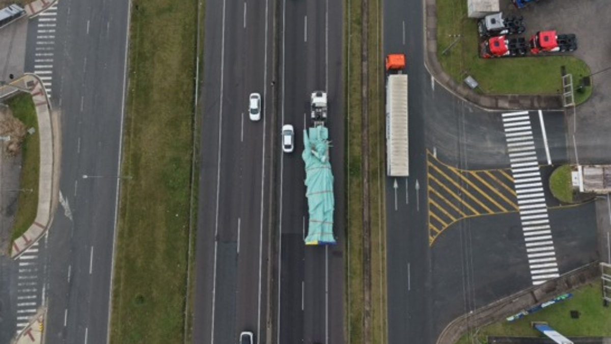 Havan Estátua da Havan viaja deitada 3 mil quilômetros para inaugurar ...