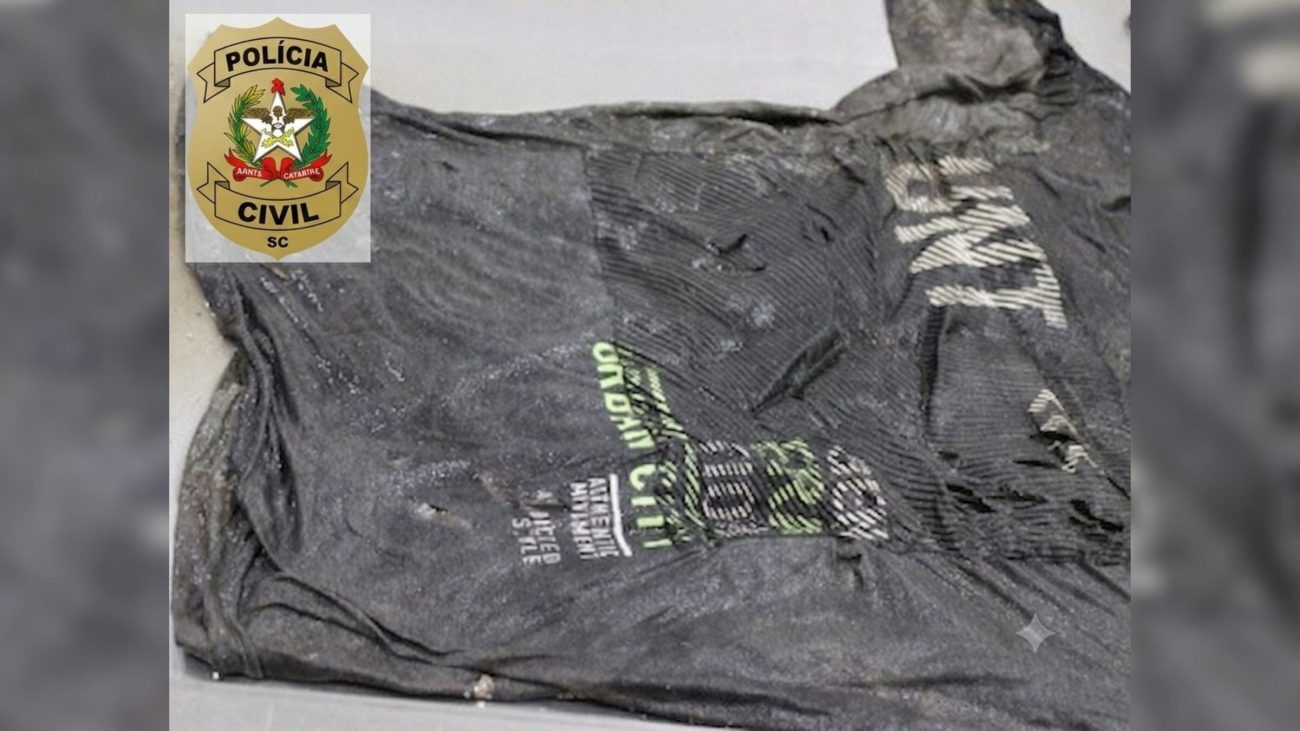 A Polícia Civil divulgou imagens da camiseta de um homem encontrado enterrado na faixa de areia do Balneário Janaína, em Jaguaruna. O objetivo é identificar a vítima e obter informações que auxiliem nas investigações do caso.
