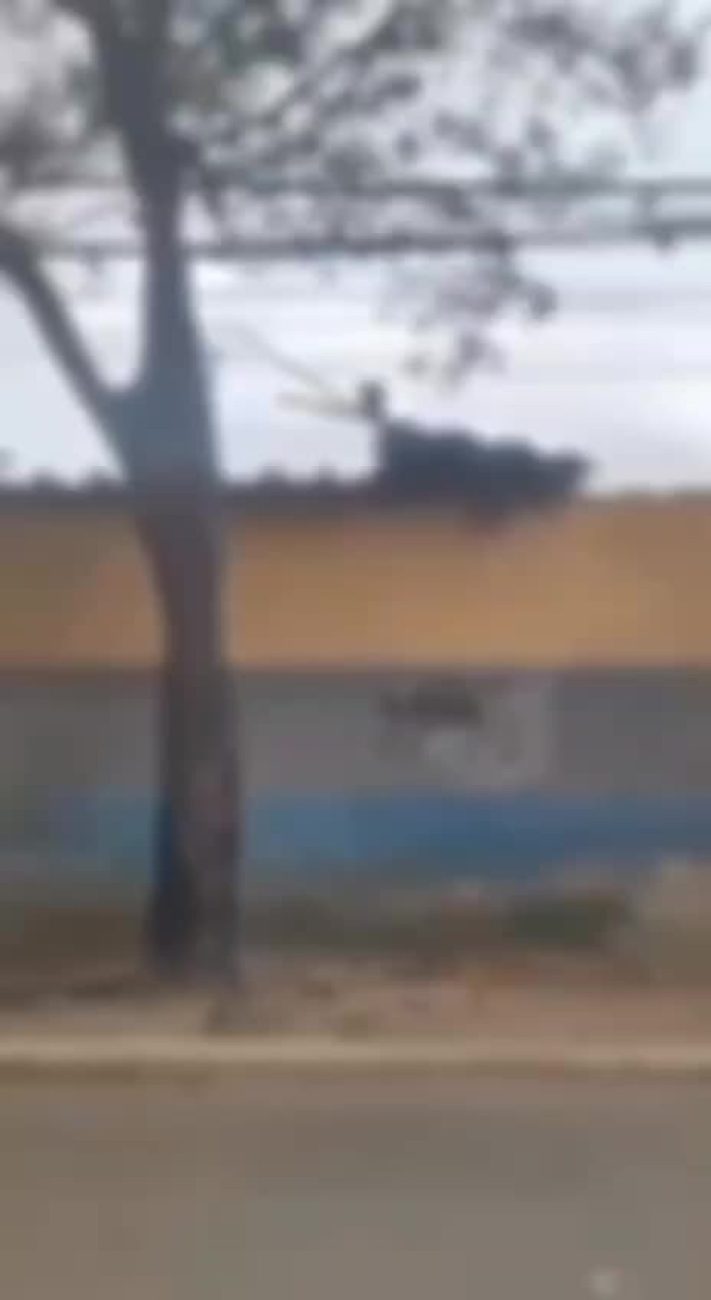 Imagens mostram idoso desacordado no chão após telha atingir sua cabeça no RioFoto: WP Tetra da América/@FlamemLouco/X