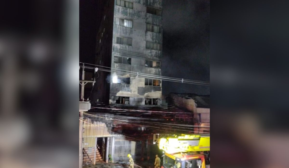 Incêndio em prédio de Curitiba mobilizou equipes de emergência e terminou com duas mortes no Centro da capital paranaense.<br /><span class=