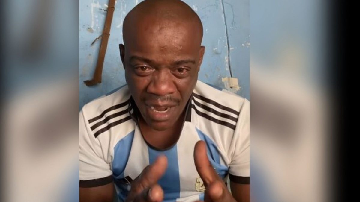 Influenciador angolano chora após ataques racistas de brasileiros