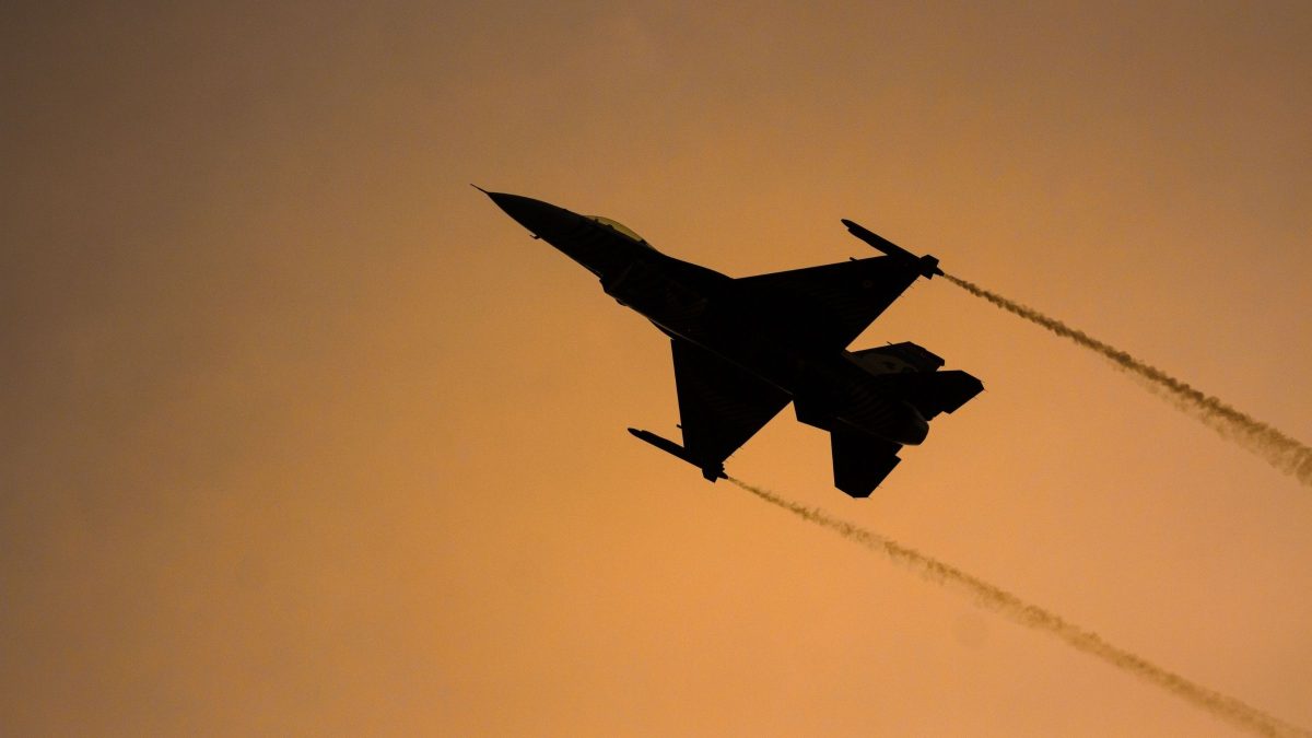 Irã reage e ataca bases dos EUA em três países após ofensiva norte-americana contra 90 alvos militares