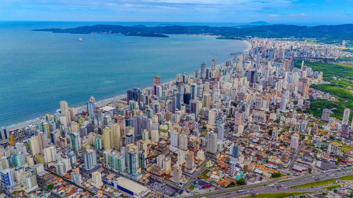 Justiça condena administradores de construtoras a pagar R$ 300 mil por anúncios irregulares em praia com o m² mais caro do Brasil - QTU Questões do Universo