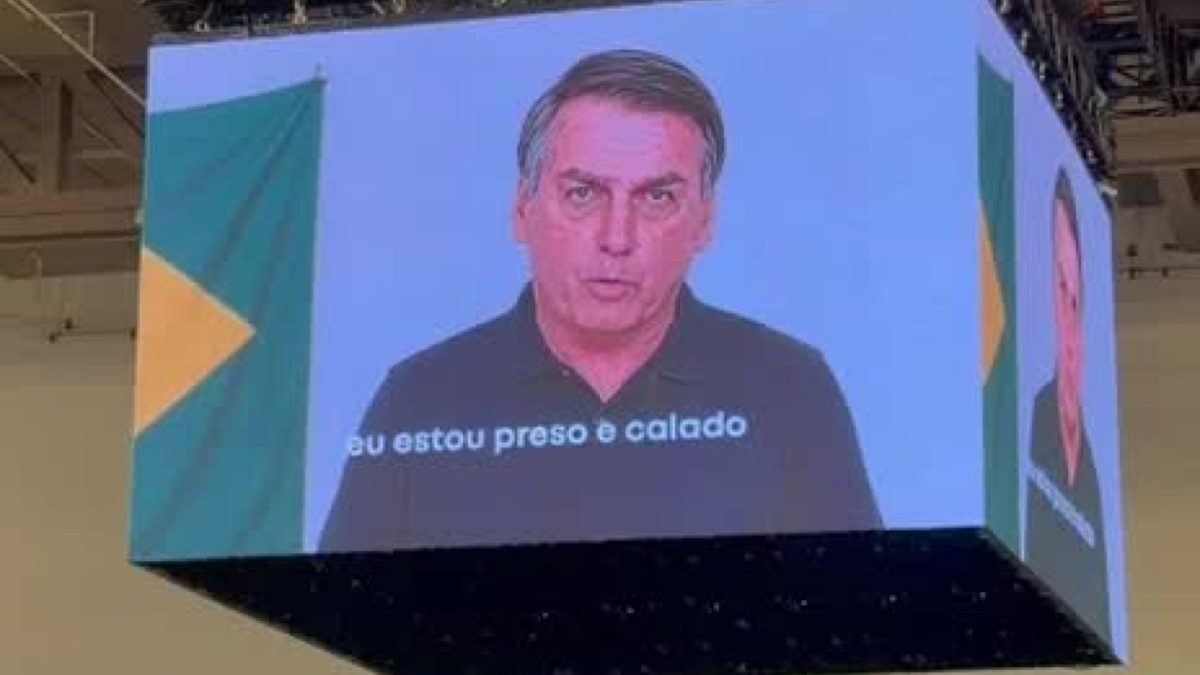 Bolsonaro lança filho Flávio à Presidência com vídeo de IA em prisão domiciliar