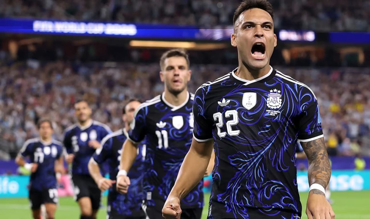 Lautaro Martínez comemora gol da virada da Argentina sobre a Inglaterra na semifinal da Copa do Mundo 2026