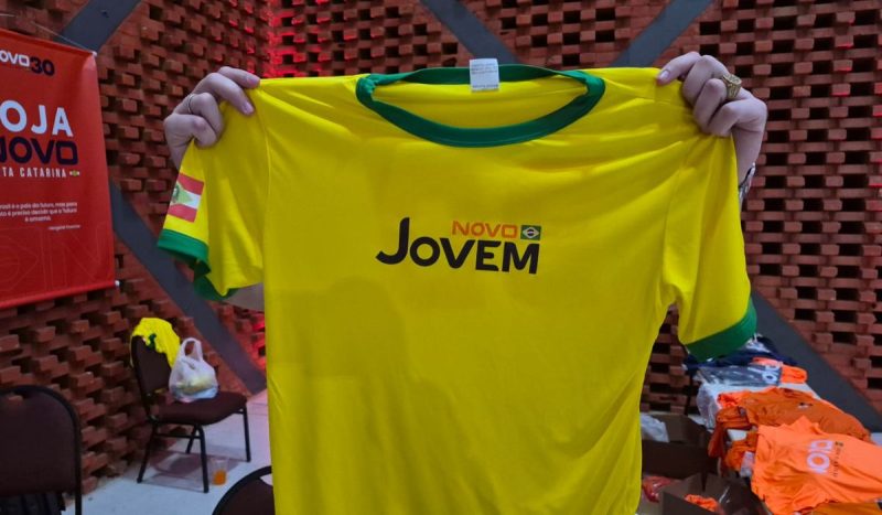 Camiseta da Seleção Brasileira é vendida por R$ 50 no encontro do Partido Novo - Arliss Amaro/ND Mais