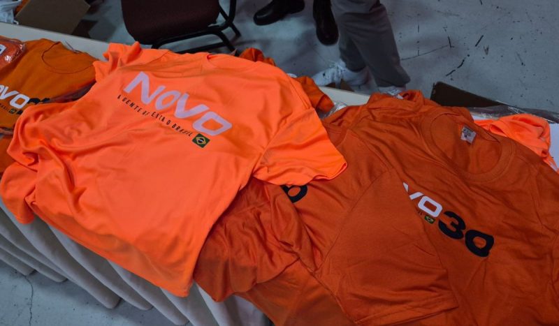 Camisetas do Partido Novo variam entre R$ 40 e R$ 70 durante o evento em Joinville - Arliss Amaro/ND Mais