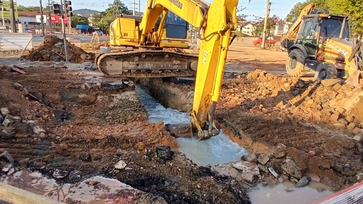 Vazamento em adutora durante obra de megaduplicação ameaça abastecimento em 36 bairros de Joinville; veja a lista