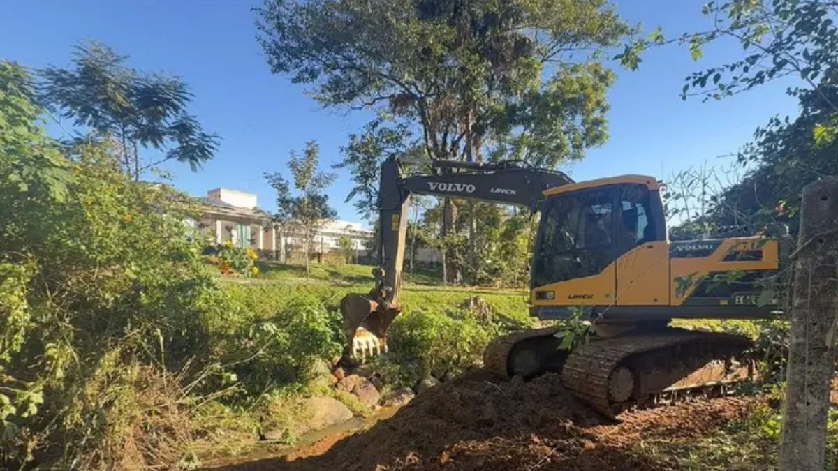 Megaoperação contra alagamentos intensifica drenagem e limpeza de rios com ameaça do El Niño em SC - QTU Questões do Universo
