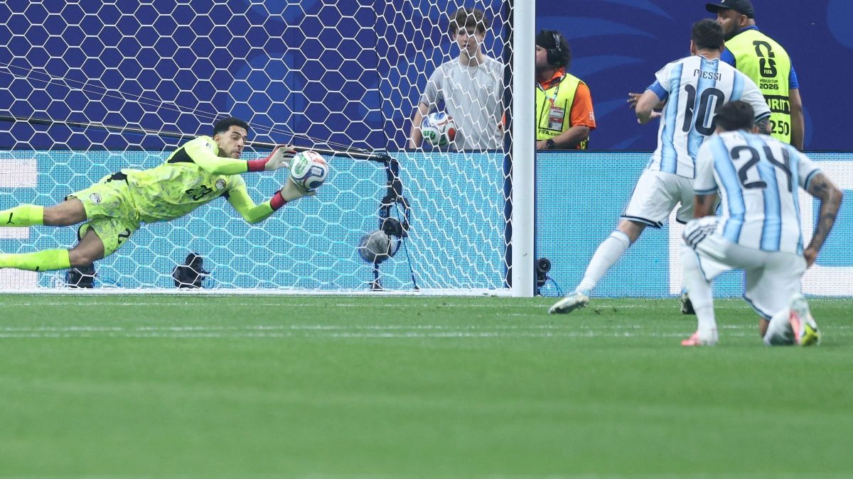 VÍDEO: Messi perde pênalti após Egito abrir o placar nas oitavas da Copa do Mundo