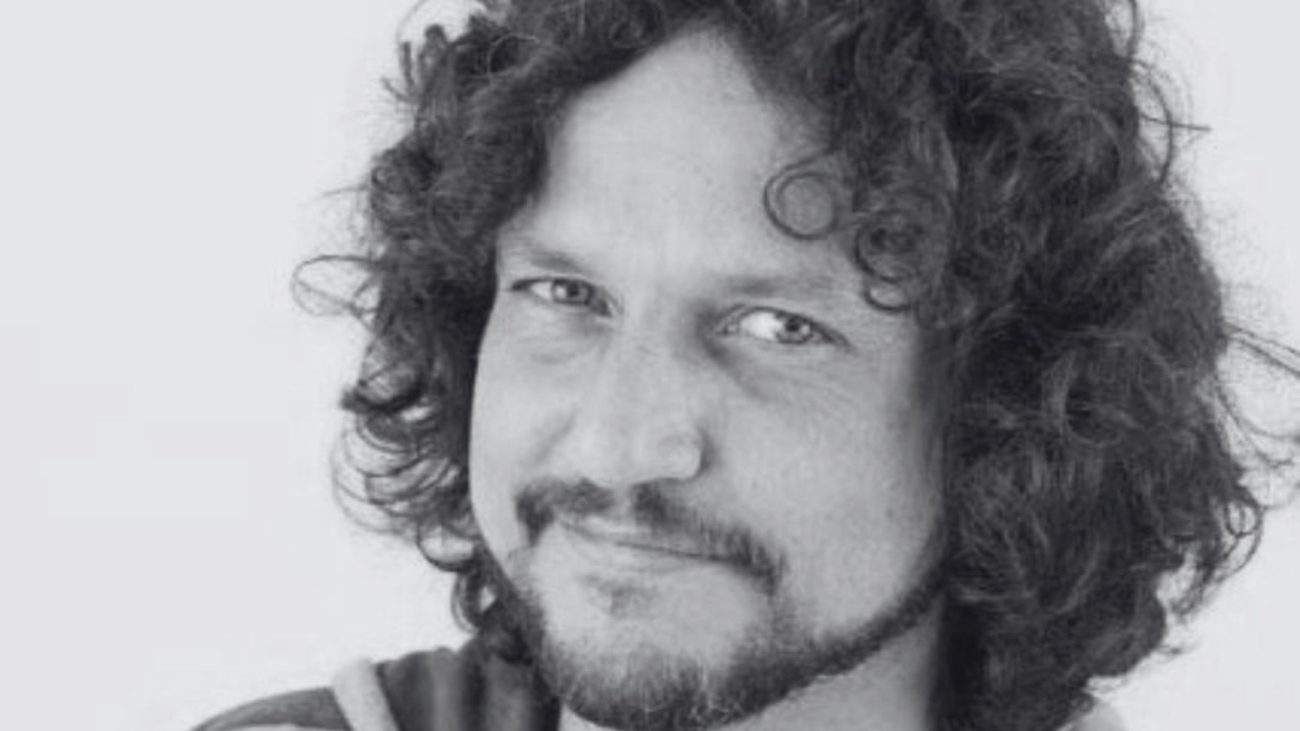 Morre Edward Boggiss, aos 49 anos.