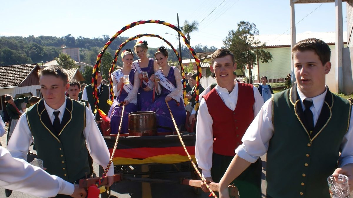 São João do Oeste celebra cultura alemã com festival de gastronomia e danças