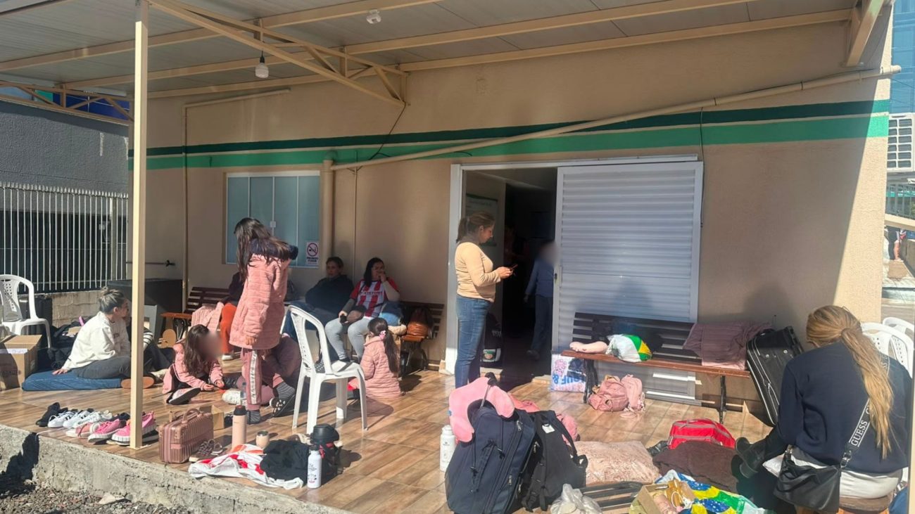 Imagem mostra meninas e mulheres em abrigo após acidente na SC-492; VÍTIMA DE ACIDENTE