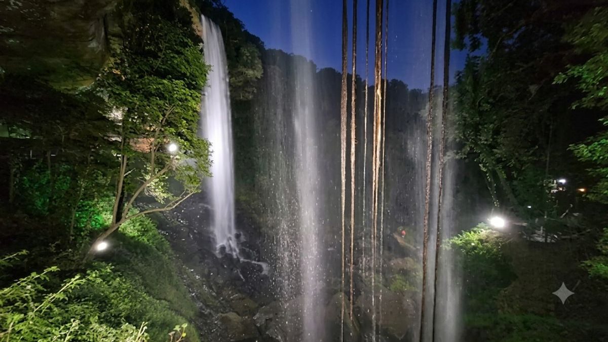 Única cachoeira iluminada de SC com queda d’água de 40 metros de altura é paraíso escondido entre montanhas - QTU Questões do Universo