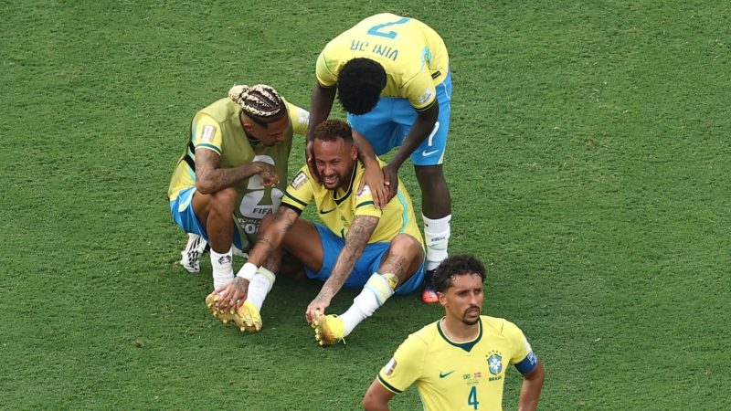 na foto aparece jogadores chorando após a eliminação contra a Noruega e Seleção Brasileira volta para casa