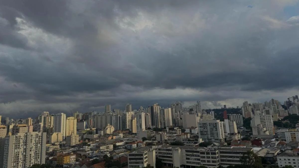 Frente fria traz chuva intensa a Santa Catarina após dias quentes