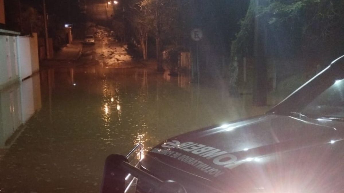 Cano estoura e alaga rua; 40% de cidade em SC fica sem água