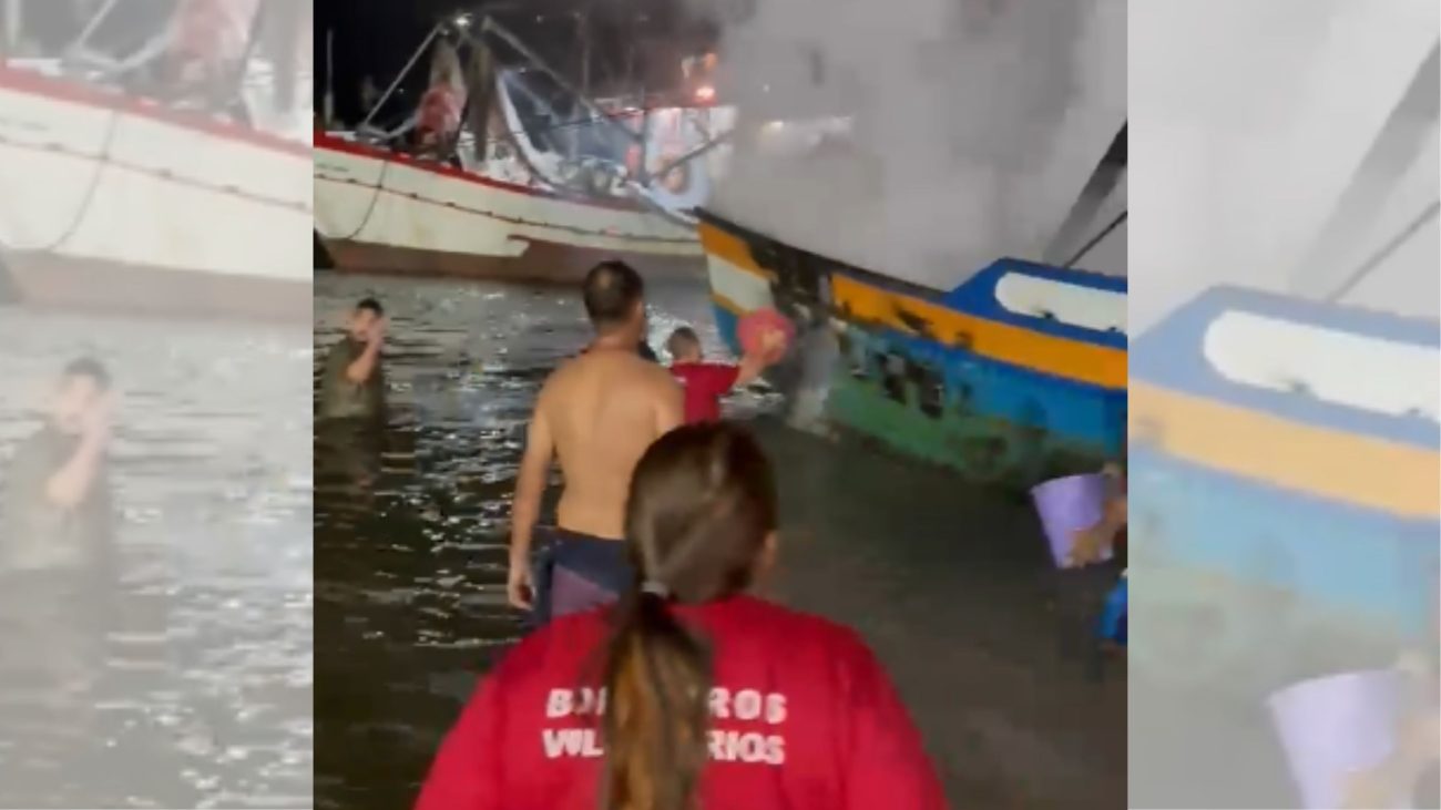 Moradores, pescadores, integrantes da Secretaria de Pesca, além do prefeito de Penha, entraram na água para ajudarFoto: Bombeiros Voluntários de Penha/Reprodução/ND Mais