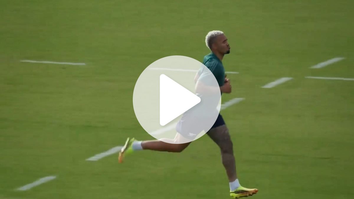 Gabriel Jesus treina em CT do Palmeiras e anima torcedores
