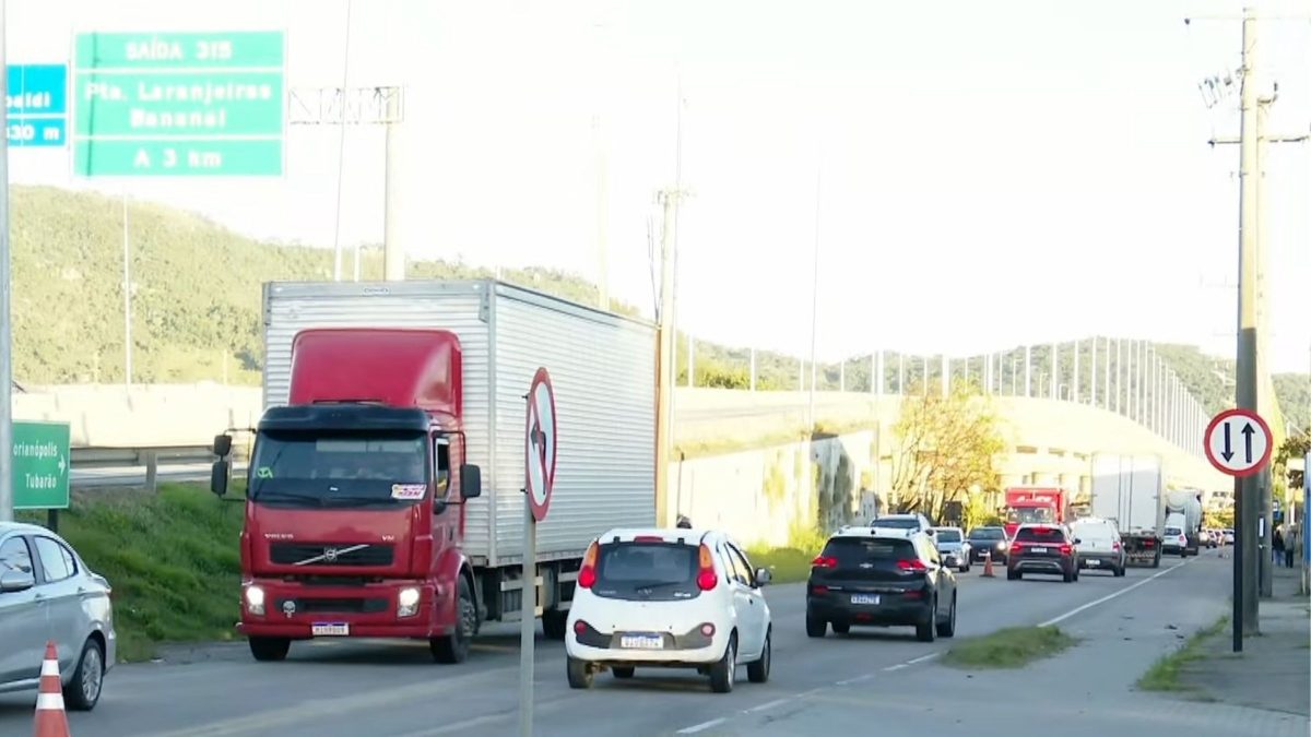 Interdição de ponte na BR-101 causa caos e atrasos em viagens