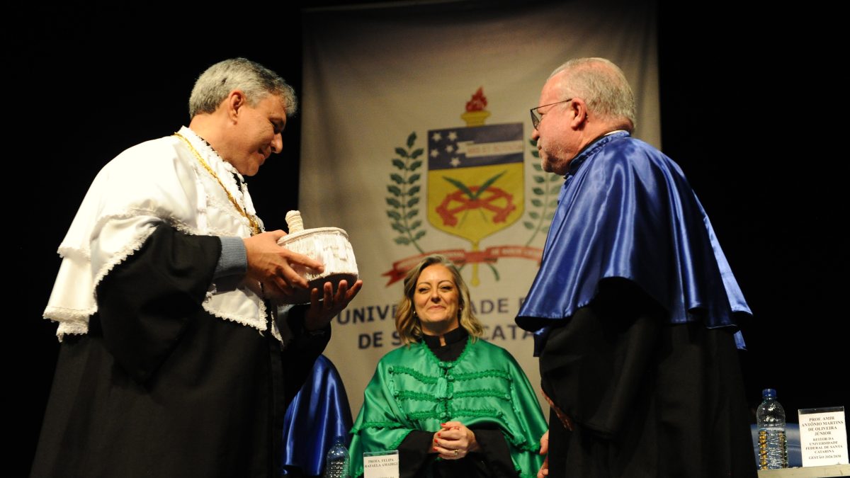 Amir de Oliveira e Felipa Amadigi tomam posse como novo reitor e vice-reitora da UFSC