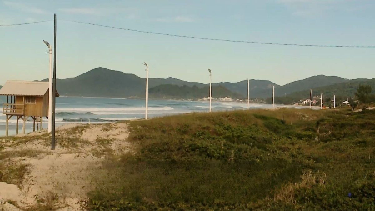Postes na Praia do Campeche: TRF4 trava remoção e prefeitura quer tentar a conciliação ambiental