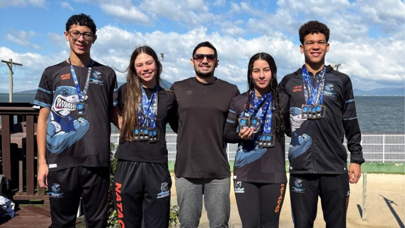 Nadadores da Associação Lageana de Natação conquistaram 8 ouros, 4 pratas e 5 bronzes no Campeonato Catarinense de Inverno de Natação. - Divulgação/ALN/ND