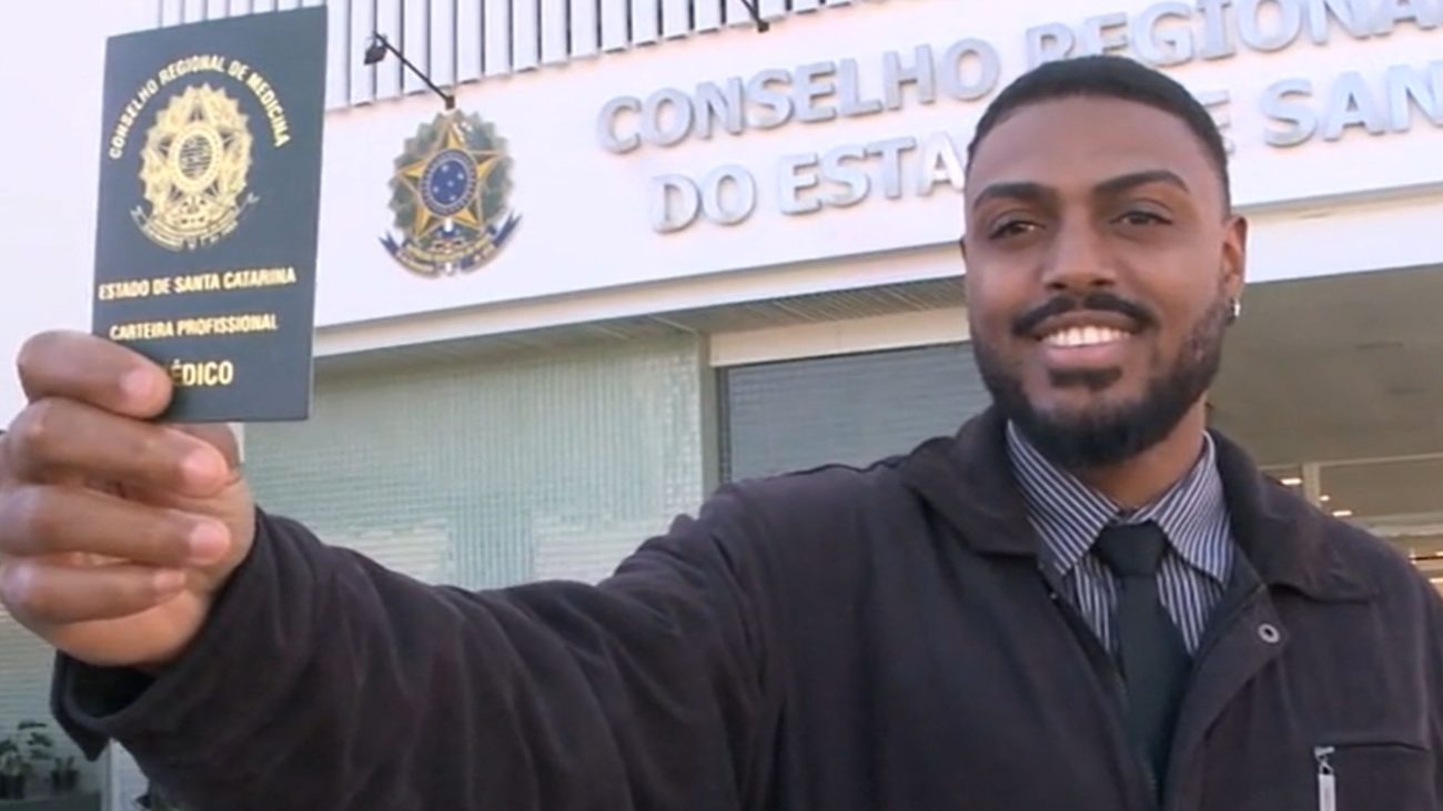 Bruno Eulálio Santos, de 27 anos, entrou em um hospital como faxineiro e, anos depois, voltou ao ambiente como médicoFoto: Balanço Geral/ ND Mais