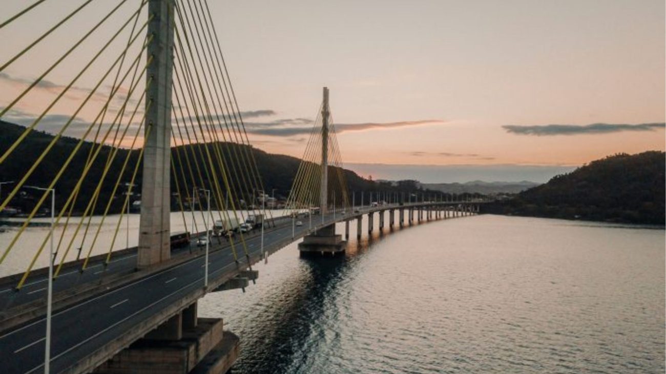 A situação atual teve início em 9 de julho, quando a Ponte Anita Garibaldi foi totalmente interditada após inspeções identificarem filamentos rompidos em uma cordoalha da estrutura.