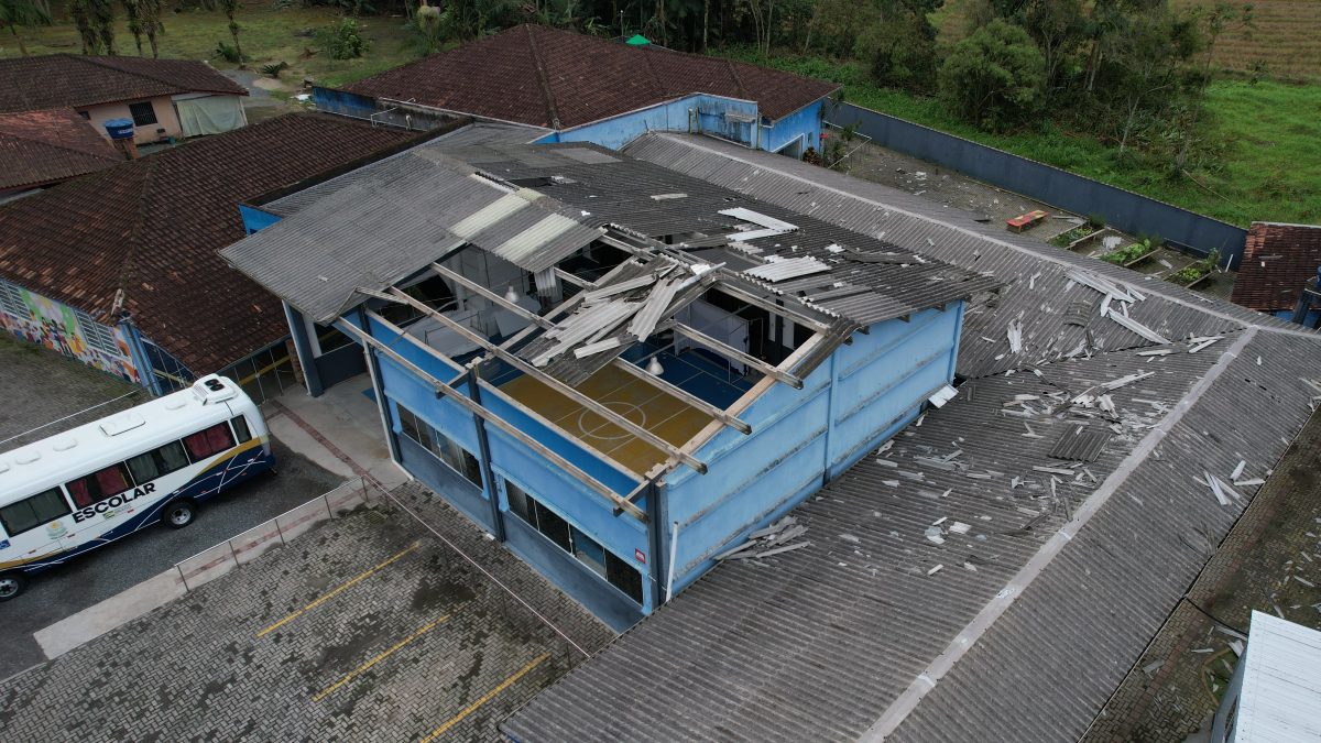 Rajadas de quase 100 km/h danificam escolas e adiam volta às aulas em cidade de SC - QTU Questões do Universo