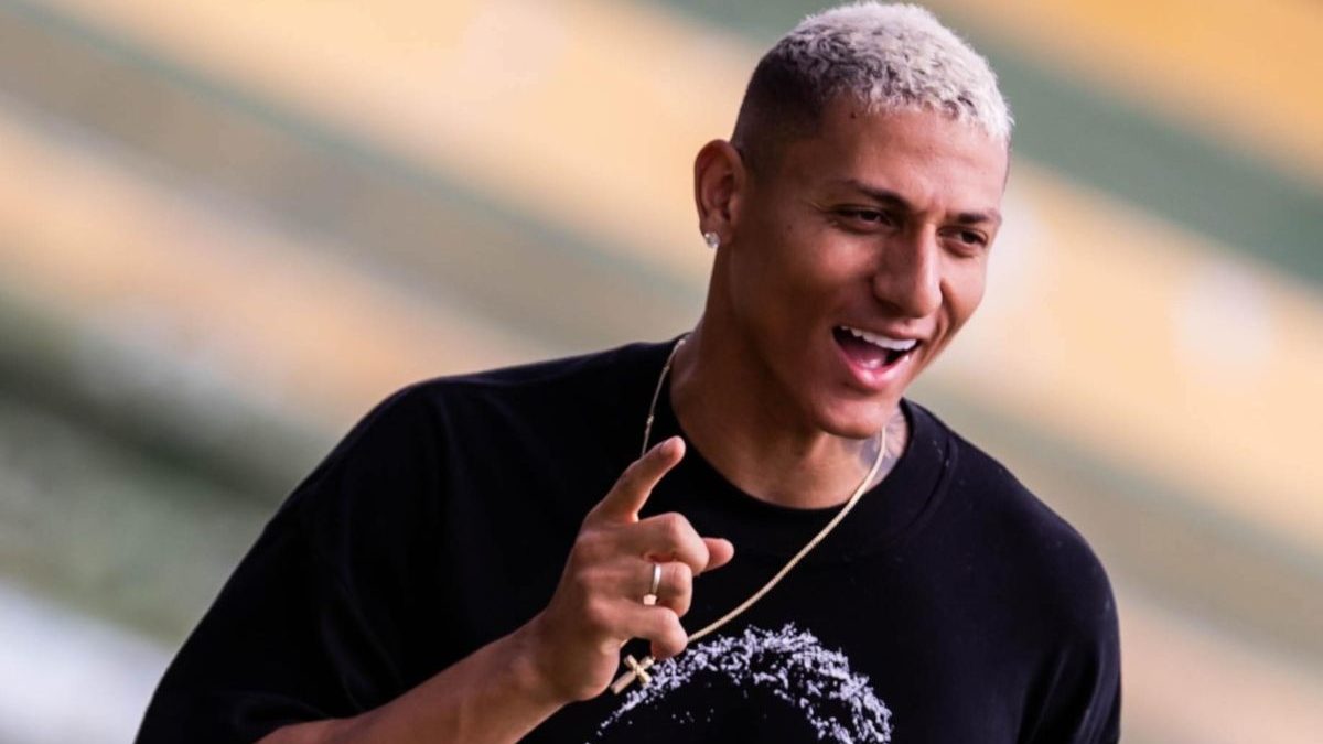 Richarlison banca tratamento de bebê com doença rara e doa R$ 60 mil para salvar visão de criança