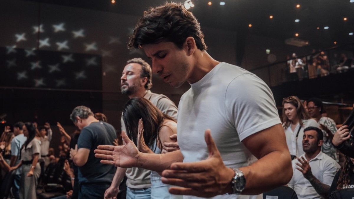 Ator global troca TV por liderança em igreja jovem em SC