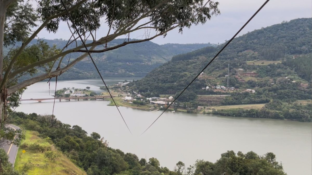 Tirolesa Liga SC e RS Sobre Rio Uruguai em Dois Minutos