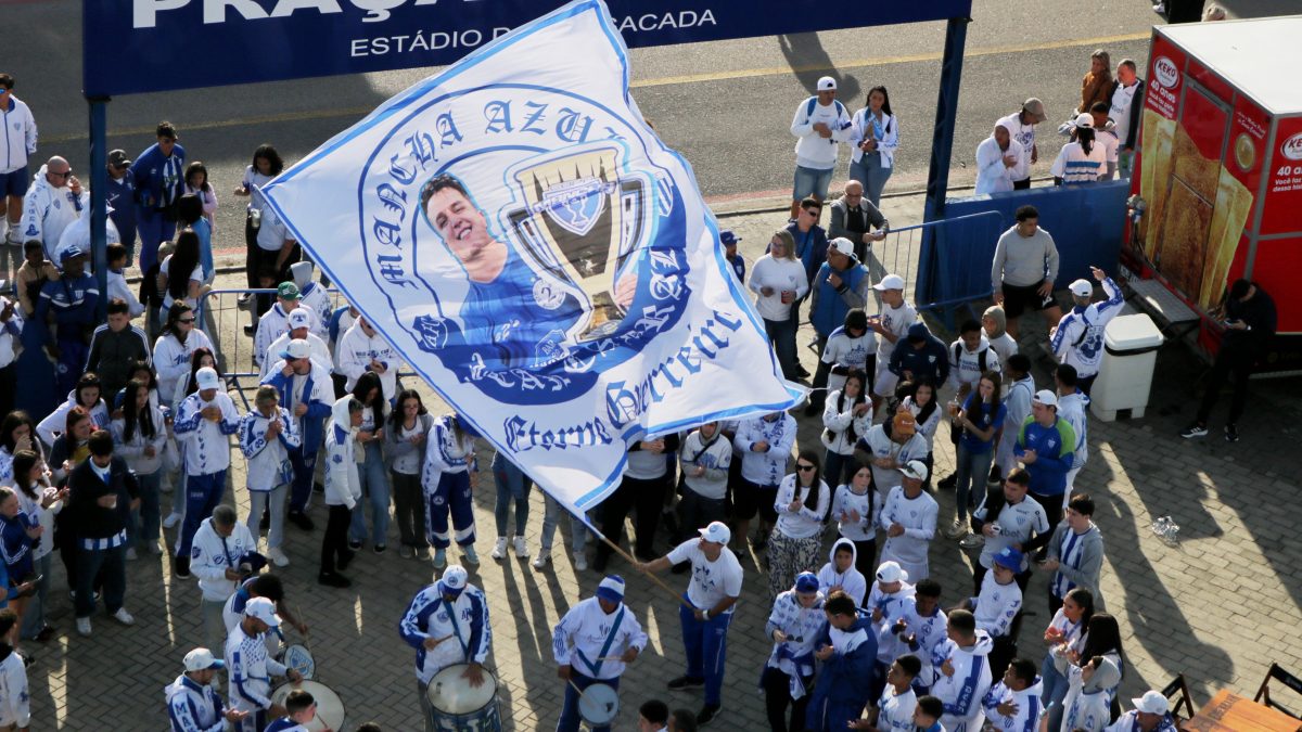 Eternizado na bandeira: Jean Cabral, torcedor do Avaí, é homenageado