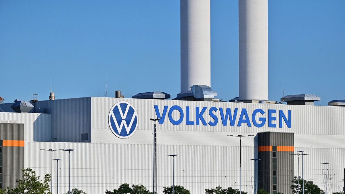 Volkswagen avalia cortar 100 mil empregos e fechar fábricas