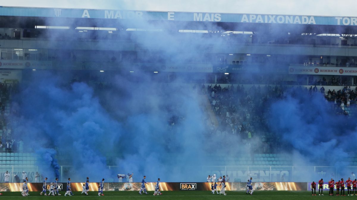 Avaí sofre gol no último lance, perde para o Atlético-GO e desperdiça pontos importantes dentro de casa - QTU Questões do Universo