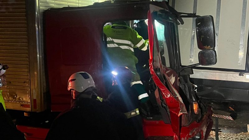 Acidente deixou trânsito lento na BR-101, em Palhoça. - Rubens Felipe/ND Mais