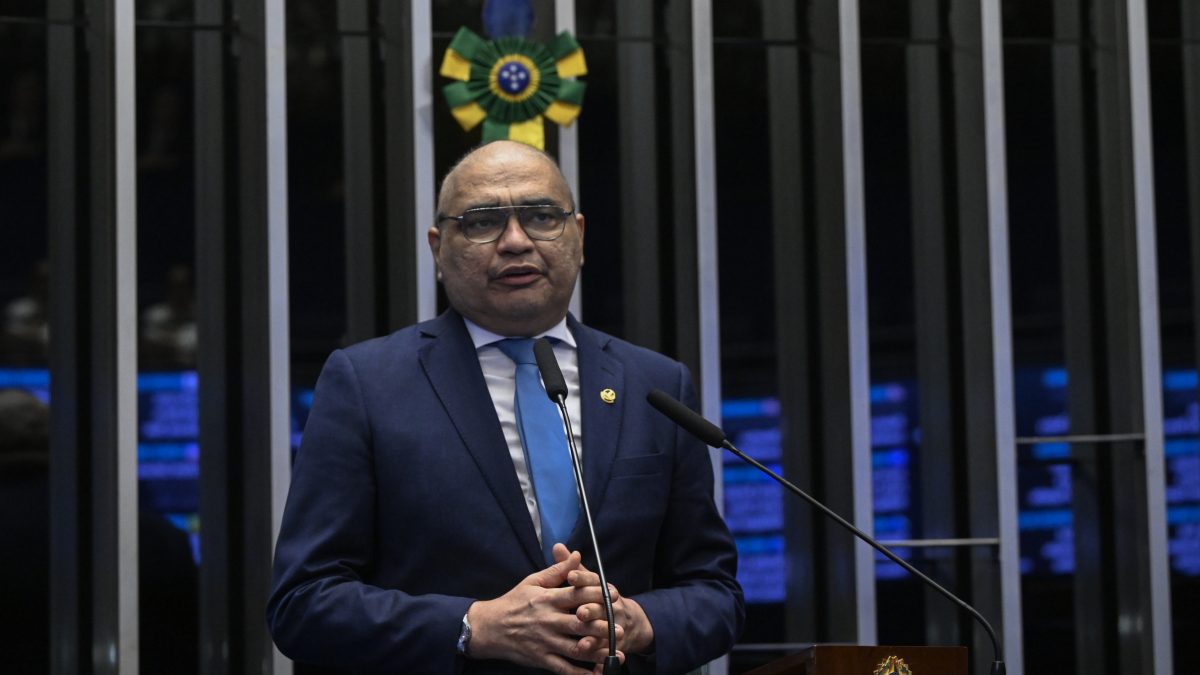 Em tratamento, suplente de Girão assume mandato no Senado