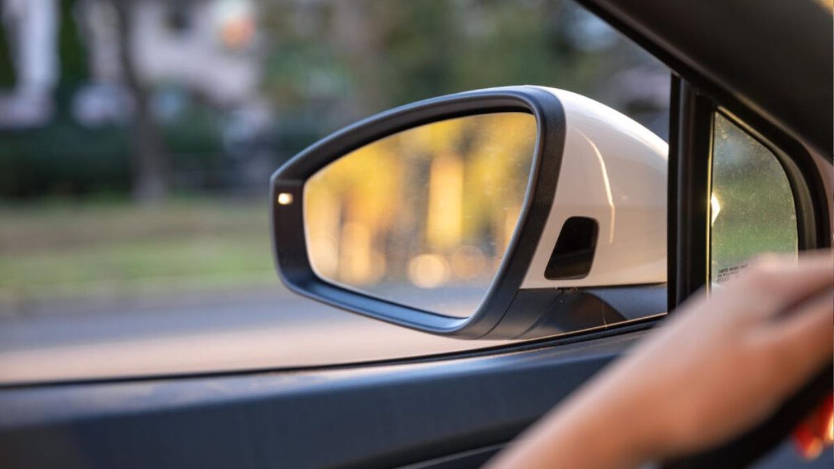 Lei do Retrovisor em vigor: veja como espelho trincado ou solto pode render multa de R$ 195 e 5 pontos na CNH - QTU Questões do Universo