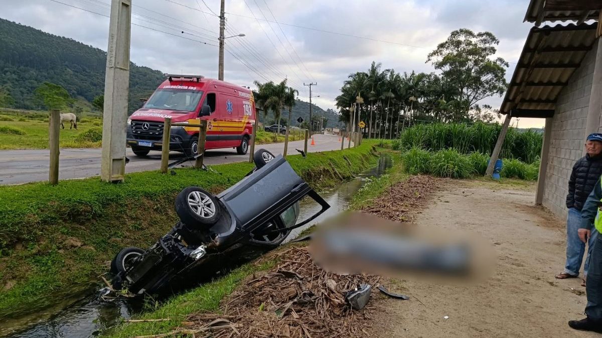 Preso pelo cinto, motorista é encontrado morto com a cabeça submersa após carro capotar em SC - QTU Questões do Universo