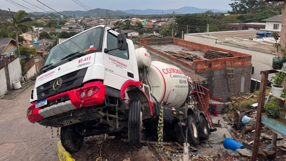 Caminhão cai em barranco, é ‘esquecido’ por empresa e moradores sofrem com falta de água