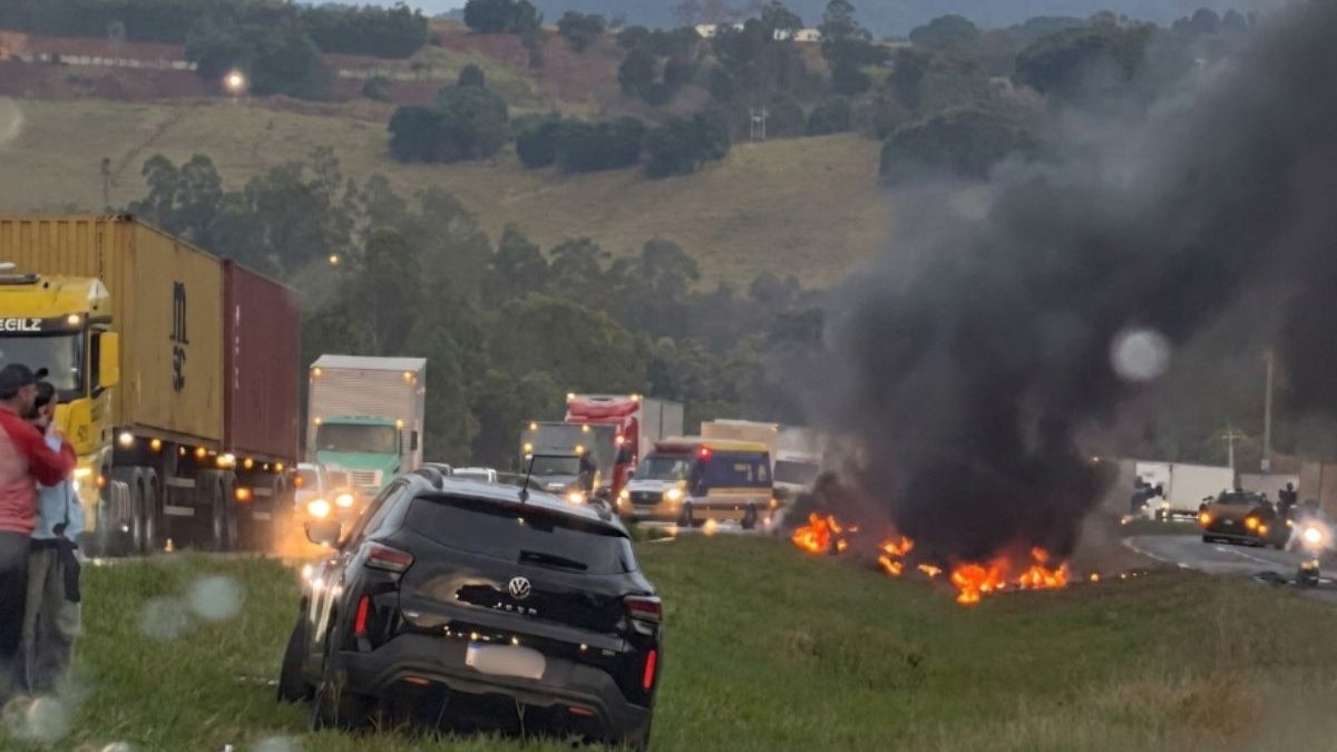 Três carretas colidem com carro; uma delas explode e mata passageiro na BR-381 em São Paulo - QTU Questões do Universo