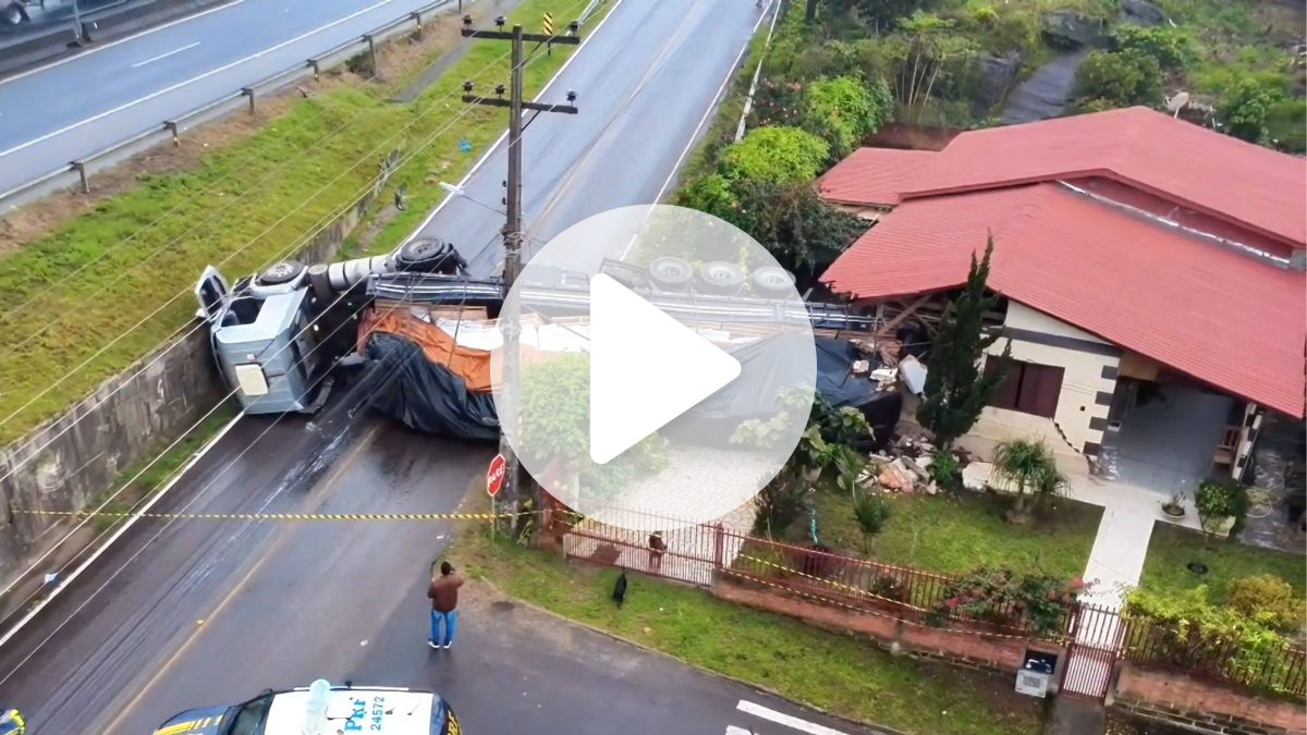 Caminhão tomba na BR-101, destrói casa e causa bloqueio total de pista marginal nesta terça-feira em SC - QTU Questões do Universo