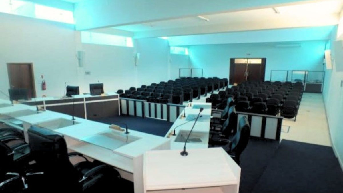 Advogados abandonam júri no meio da sessão e MPSC cobra mais de R$ 120 mil por prejuízos - QTU Questões do Universo