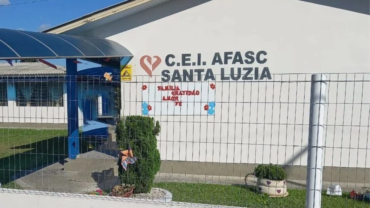 Duas professoras são demitidas após denúncia de maus-tratos contra criança em SC; Polícia investiga o caso - QTU Questões do Universo