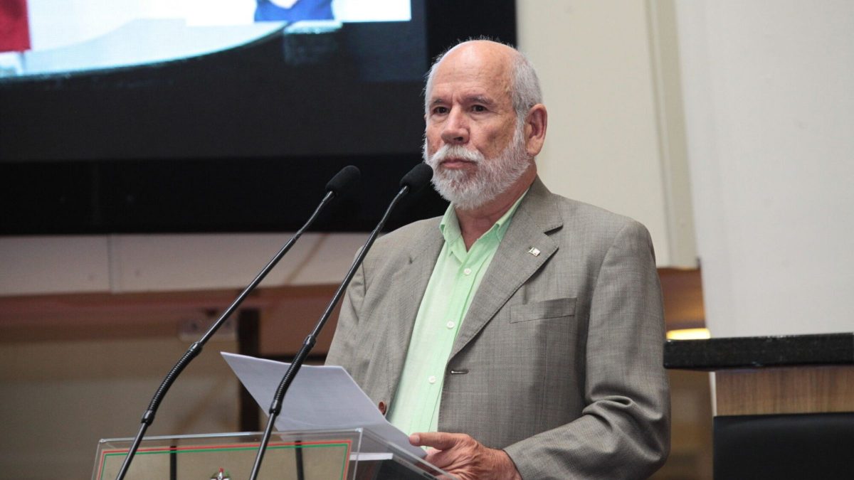 Morre Afonso Rocha, escritor português radicado em Florianópolis, aos 79 anos - QTU Questões do Universo